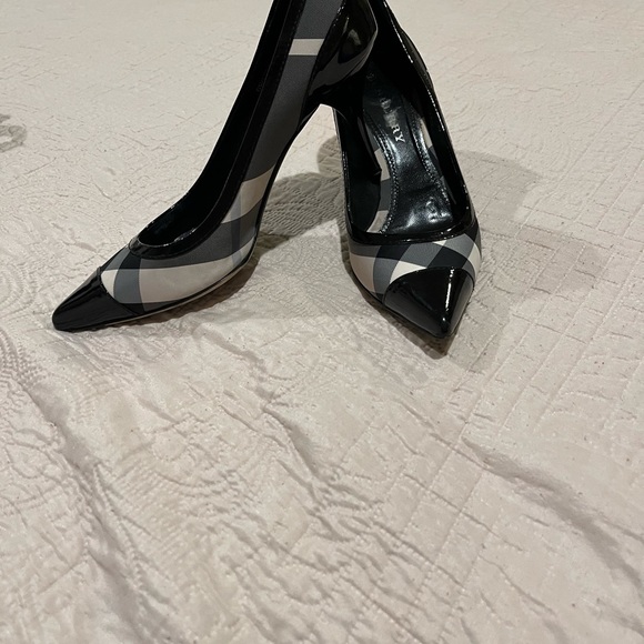Burberry Heels Excelent condition .I can’t wear high heels  anymore 🥲 - Picture 6 of 7